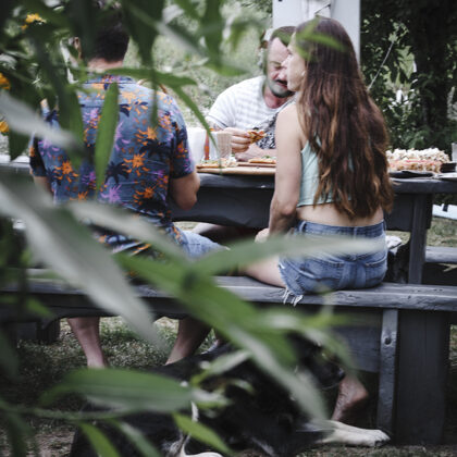 Jaukas sarunas pie galda!